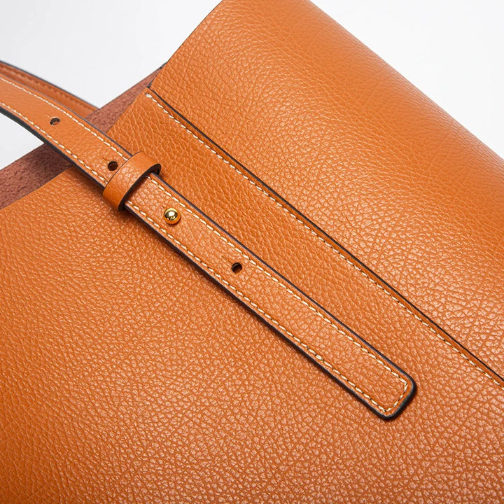 Intérieur spacieux du sac cabas Olympe pour femme, couleur camel, avec poches de rangement pratiques.