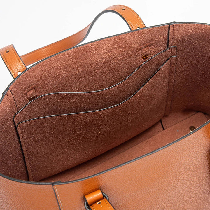 Sac Olympe noir avec bandoulière réglable et amovible, posé sur une table, prêt à être utilisé.