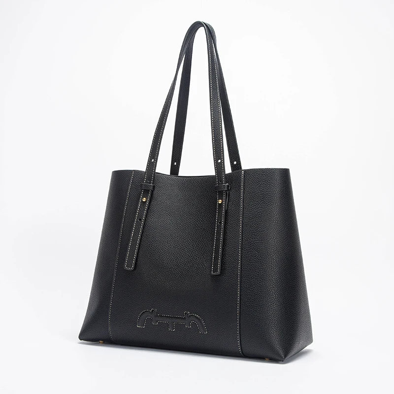 Vue arrière du sac élégant Olympe camel, accentuant sa silhouette épurée et minimaliste.