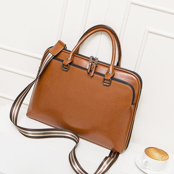 Sac à main ordinateur femme en cuir de qualité, design chic et fonctionnel pour le bureau.