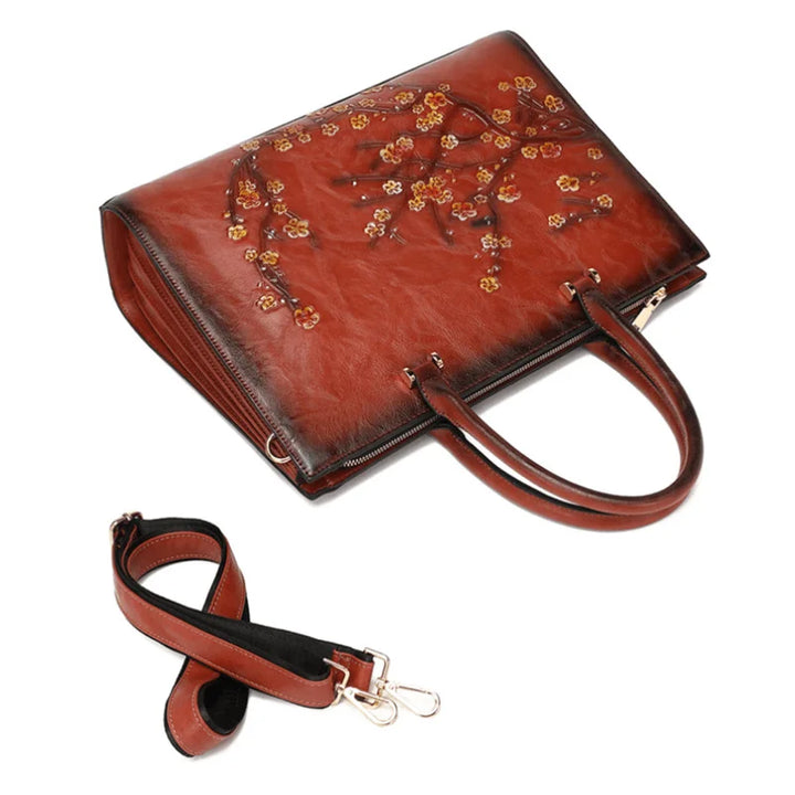 Détail du motif floral sur sac ordinateur femme en cuir vegan, élégance et fonctionnalité