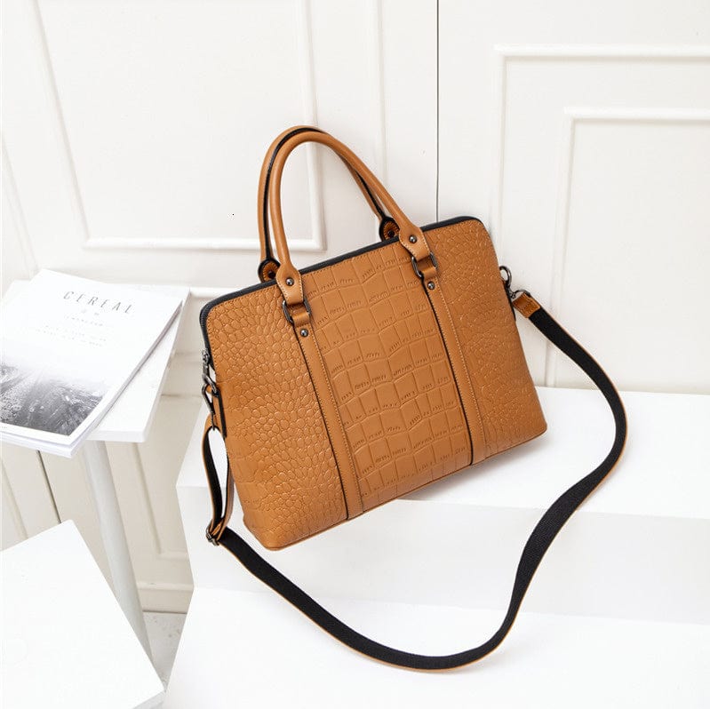 Accessoire professionnel chic, sac ordinateur femme marron clair avec des détails en cuir PU