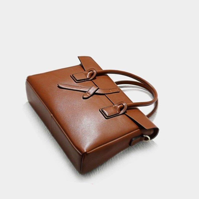 Sac porte-documents femme Roxane en cuir véritable, idéal pour transporter un ordinateur portable avec style.