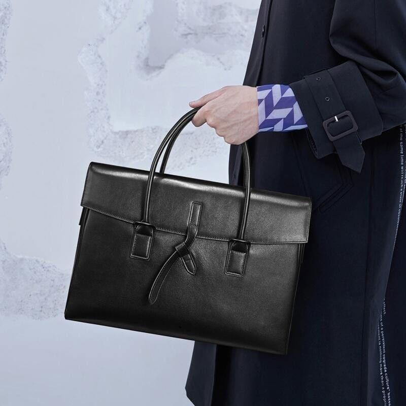 Détail du sac ordinateur Roxane en cuir marron, mettant en valeur la qualité du cuir véritable et des finitions.