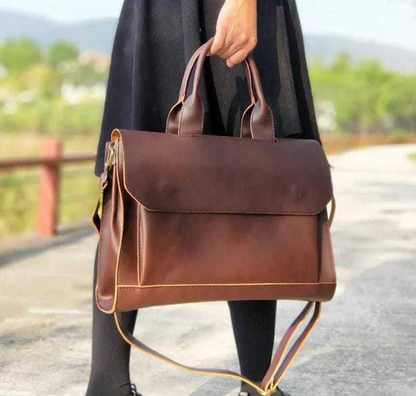 Sac ordinateur professionnel marron en cuir PU, design chic pour femme.