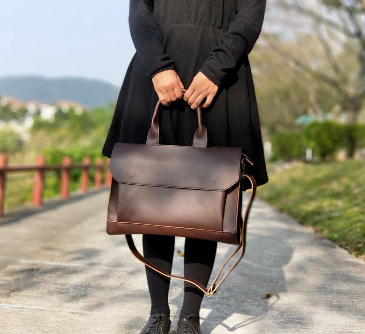 Sac femme en cuir PU marron, offrant protection et style pour votre ordinateur.