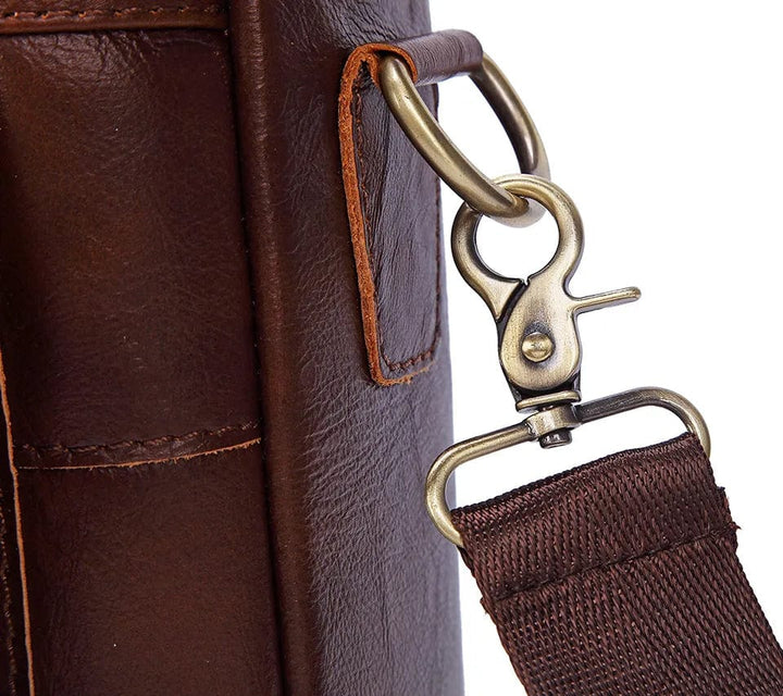 Sac homme cuir noir élégant, parfait pour transporter un ordinateur et des essentiels de bureau avec style