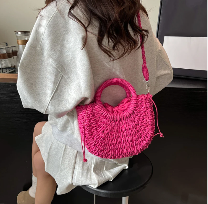 Sac osier demi-lune chic pour femme, idéal été et plage. Accessoire bohème tressé.