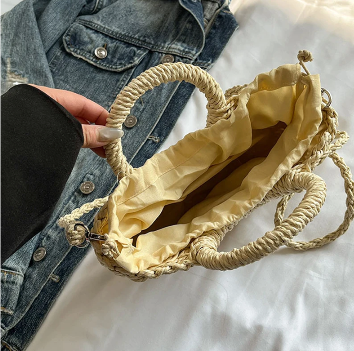 Sac bandoulière tressé en osier demi-lune, accessoire féminin estival. Design élégant et naturel.