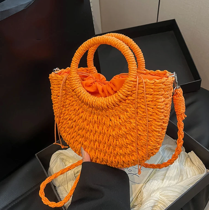 Sac demi-lune femme, en osier élégant, pour compléter une tenue chic d'été. Style bohème.