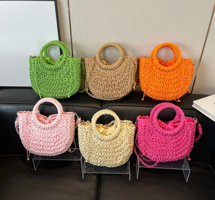 Sac osier bohème chic, forme demi-lune, bandoulière femme, idéal pour l'été et les vacances.