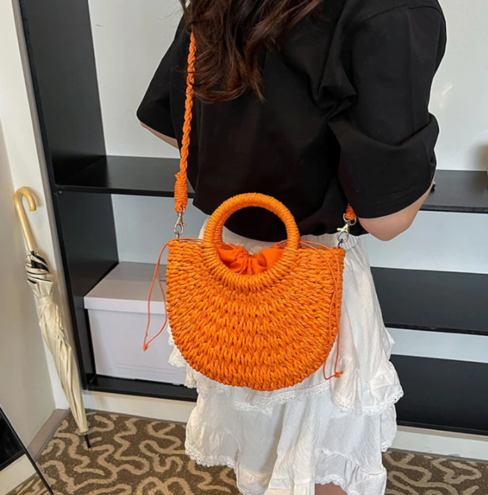 Sac tendance femme en osier demi-lune, bandoulière ajustable, pour l'été et la plage, accessoire indispensable.