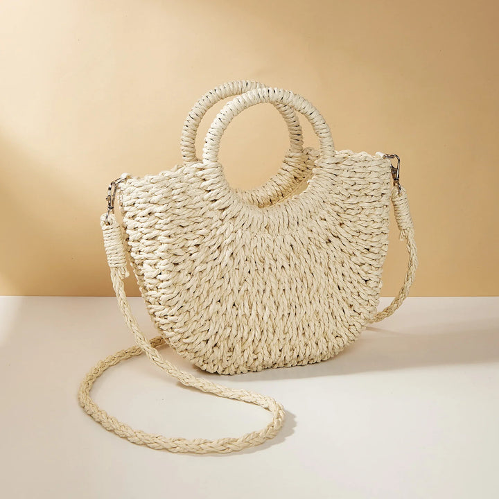Accessoire plage : sac demi-lune en osier pour femme, parfait été. Design chic et unique.