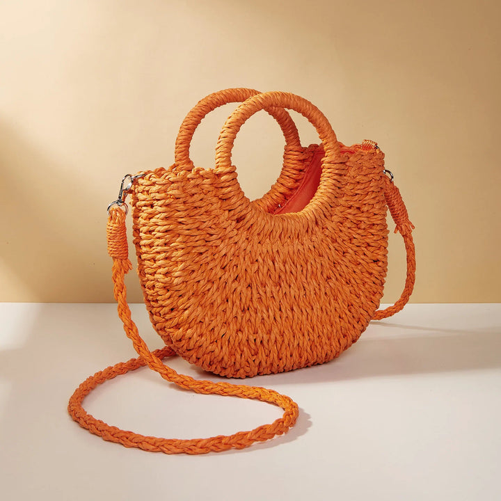 Sac chic femme en osier tressé demi-lune, pour un look d'été élégant et décontracté.