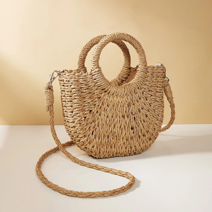 Sac bandoulière osier et rose demi-lune, accessoire femme estival chic. Idéal pour la saison.