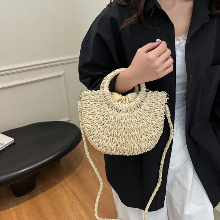 Sac bohème vert en osier demi-lune, bandoulière réglable, pour femme stylée. Look estival.