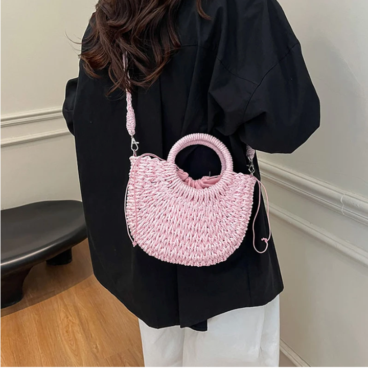 Sac femme osier demi-lune polyvalent, pour l'été, plage ou ville, chic et léger.