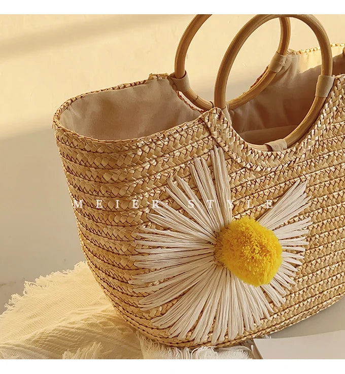 Sac à main en paille tressée naturel, orné de marguerites. Style bohème chic estival pour femme.