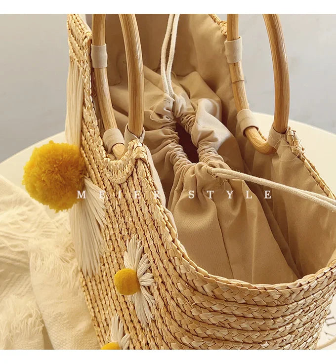 Accessoire mode femme, sac panier paille tissé à la main, détails de fleurs estivales. Style naturel et élégant.