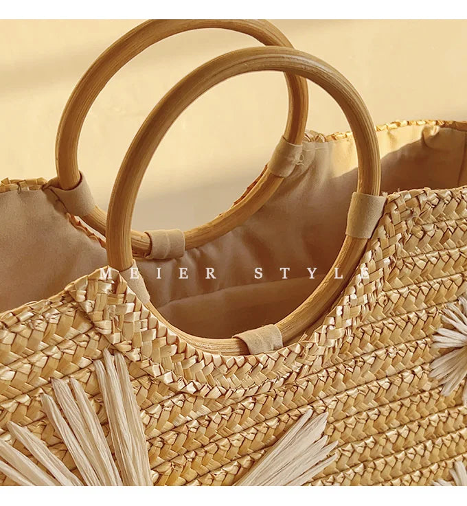 Sac panier paille élégant pour femme, design bohème avec fleurs. Indispensable pour la plage ou les sorties d'été.