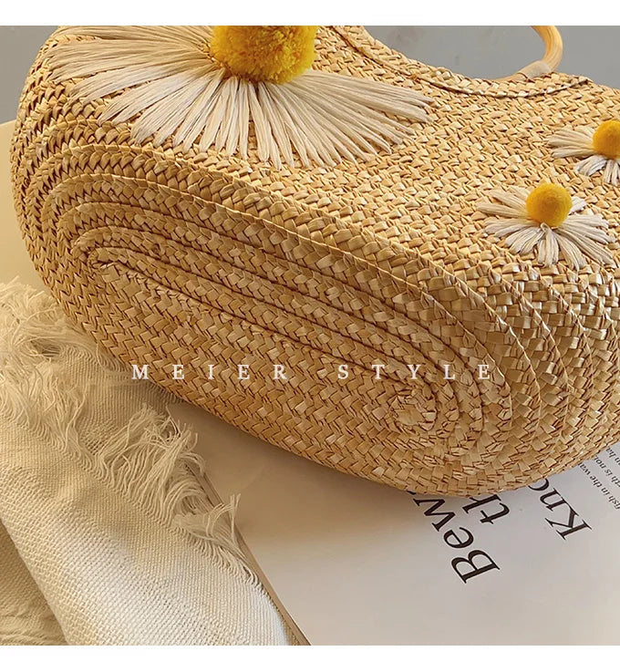 Sac à main en paille tressée pour femme, orné de marguerites blanches. Style estival naturel et très tendance bohème.