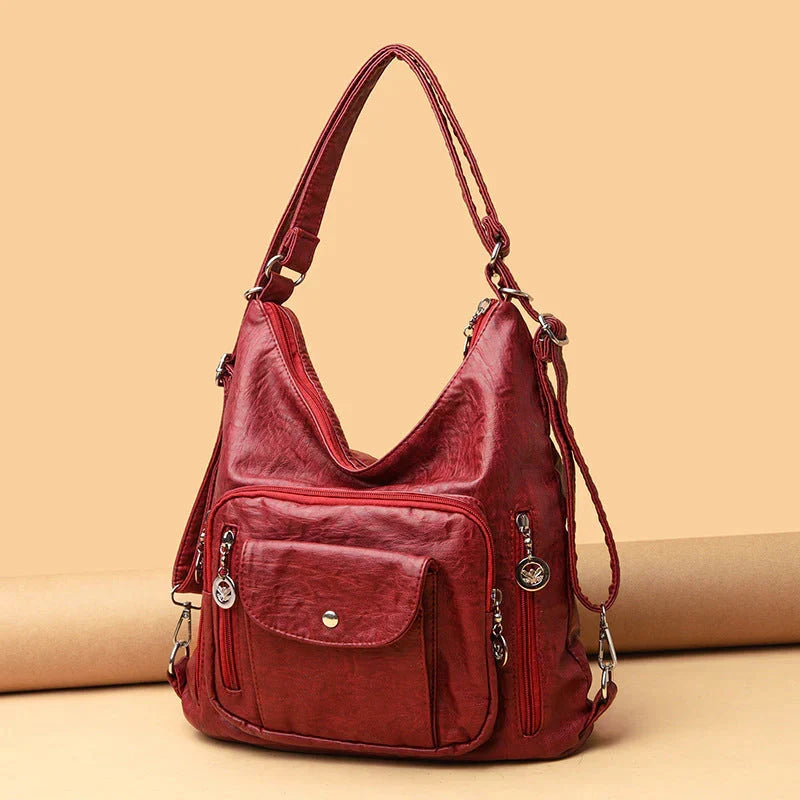 Sac femme en cuir souple beige, design élégant, avec poches extérieures et intérieures pratiques.
