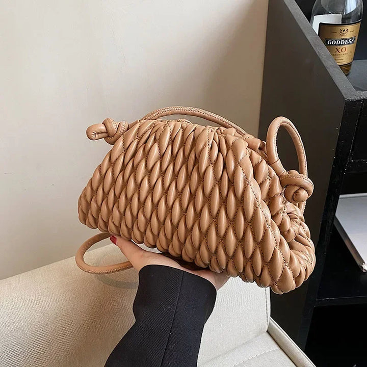 Sac pochette bandoulière matelassé pour femme, similicuir, élégant et compact, accessoire mode.