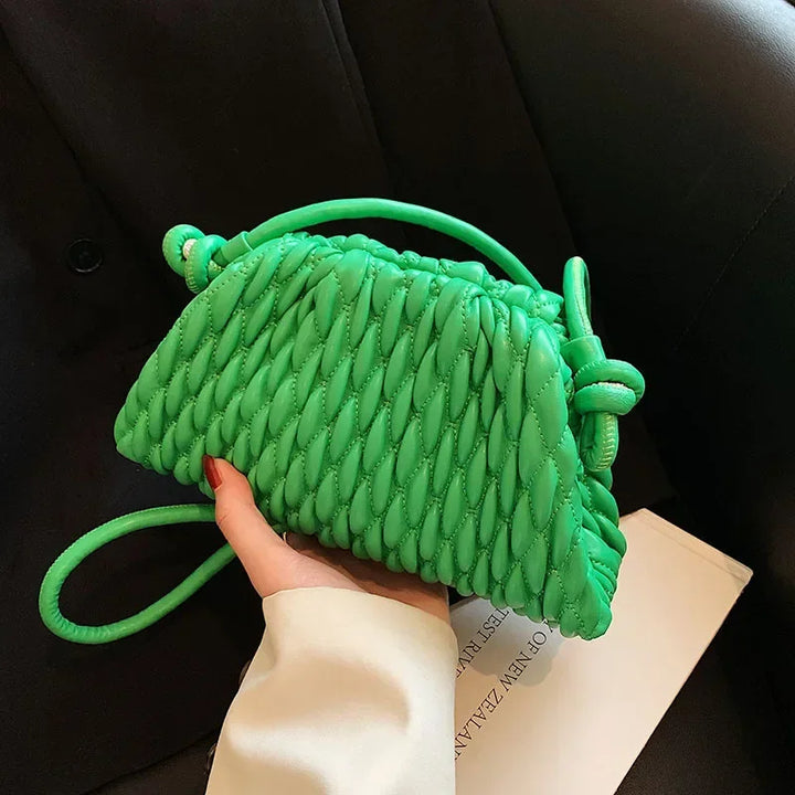 Sac pochette matelassé effet chic. Bandoulière femme en similicuir, compact et mode pour toutes occasions.