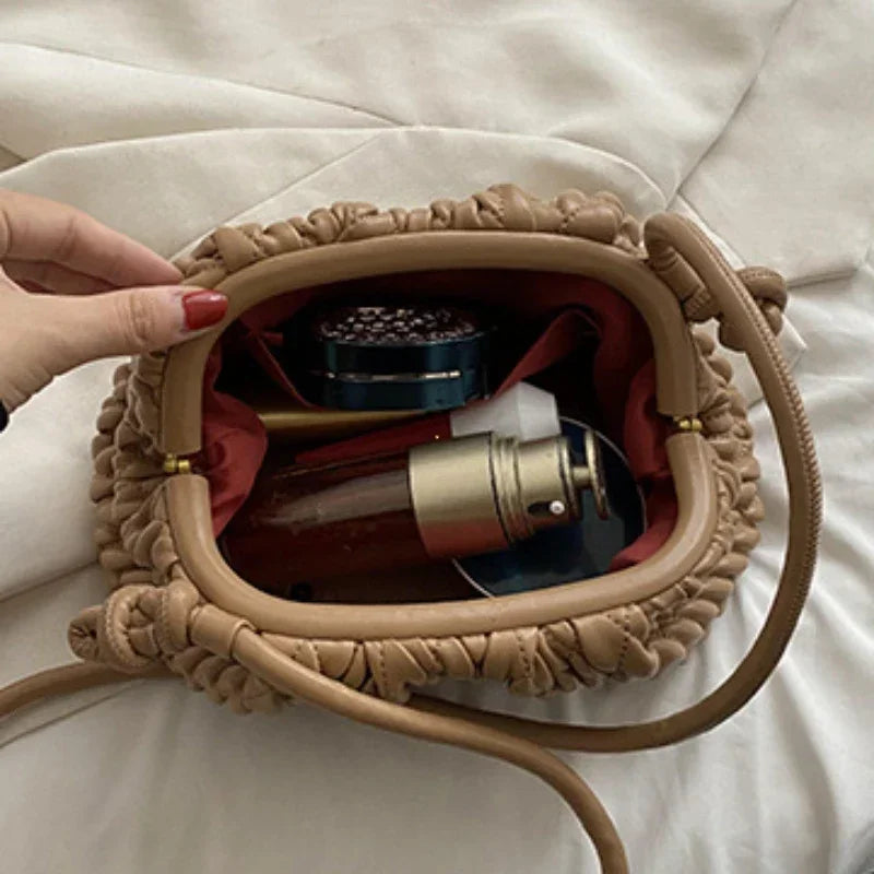 Sac bandoulière matelassé en similicuir. Pochette femme compacte, accessoire mode élégant et fonctionnel.