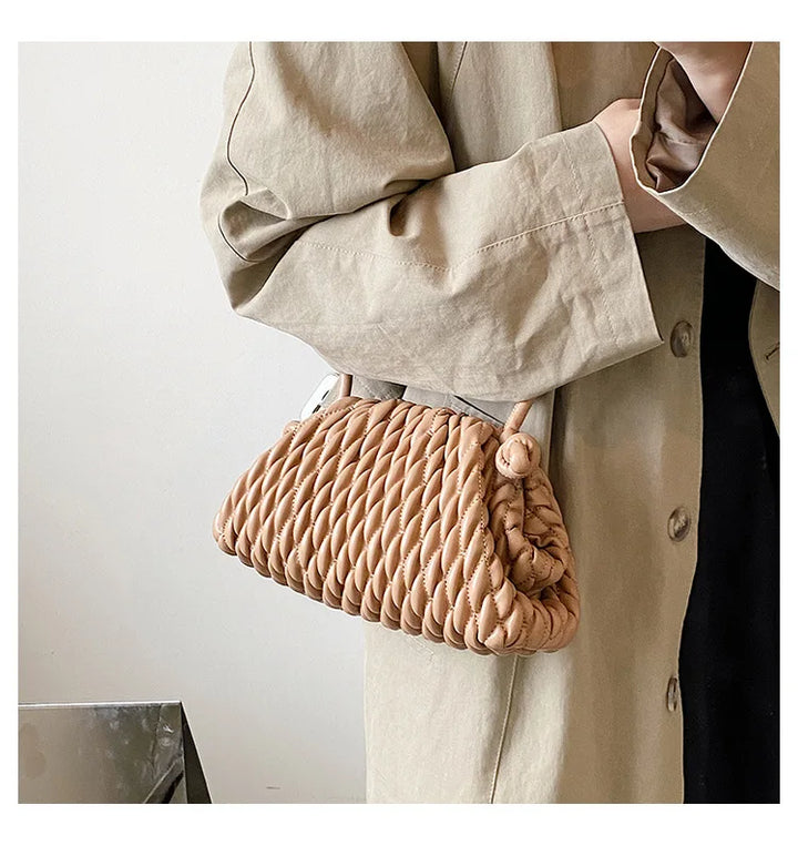 Élégant sac pochette bandoulière noir matelassé en similicuir. Accessoire mode femme tendance et chic.