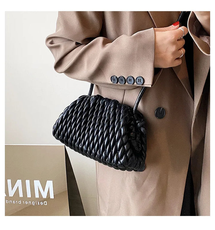 Sac bandoulière femme vert matelassé. Pochette compacte en similicuir, un accessoire mode très chic.