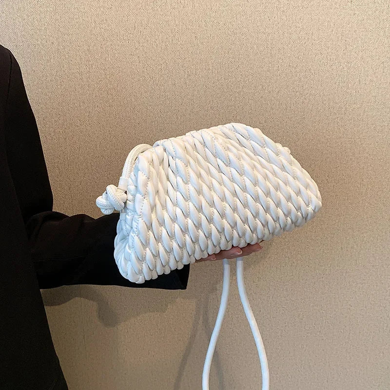 Sac à main matelassé en similicuir. Pochette bandoulière élégante et tendance pour femme moderne.
