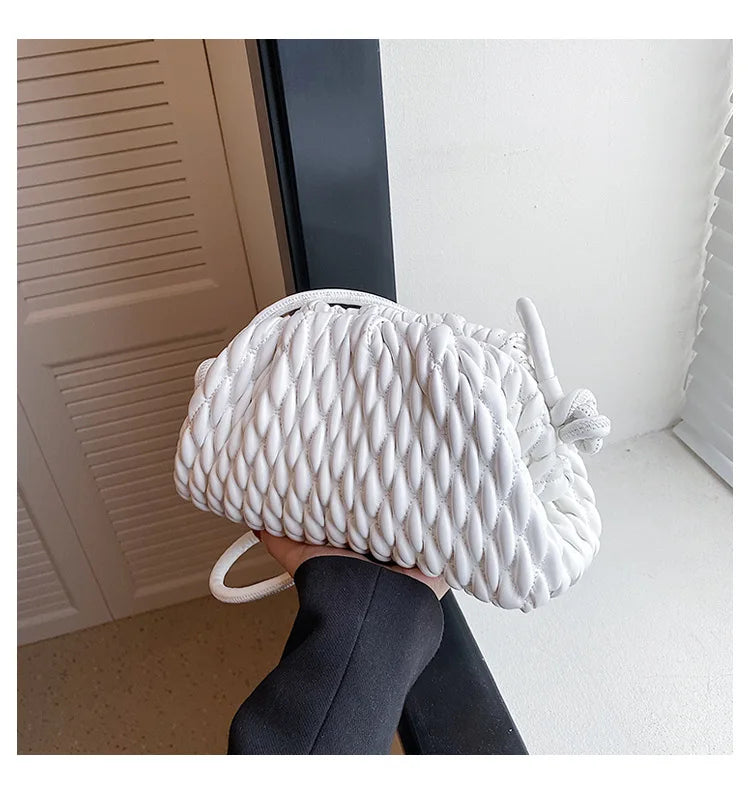 Pochette femme compacte matelassée, bandoulière fine. Sac à main similicuir, accessoire mode polyvalent.