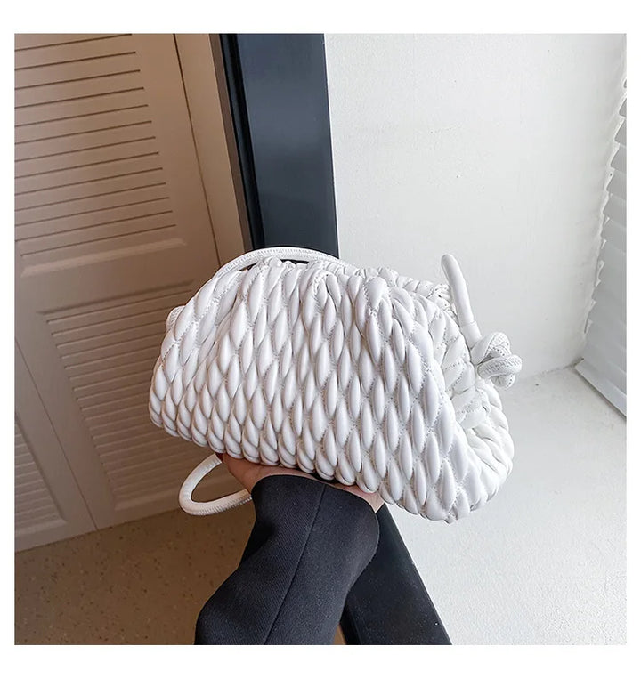 Pochette femme compacte matelassée, bandoulière fine. Sac à main similicuir, accessoire mode polyvalent.