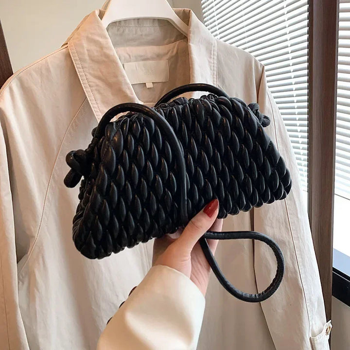 Sac pochette bandoulière matelassé pour femme, parfait pour une sortie élégante en similicuir.