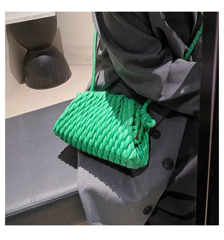 Sac pour femme matelassé, pochette bandoulière en similicuir. Un accessoire tendance, élégant et pratique.