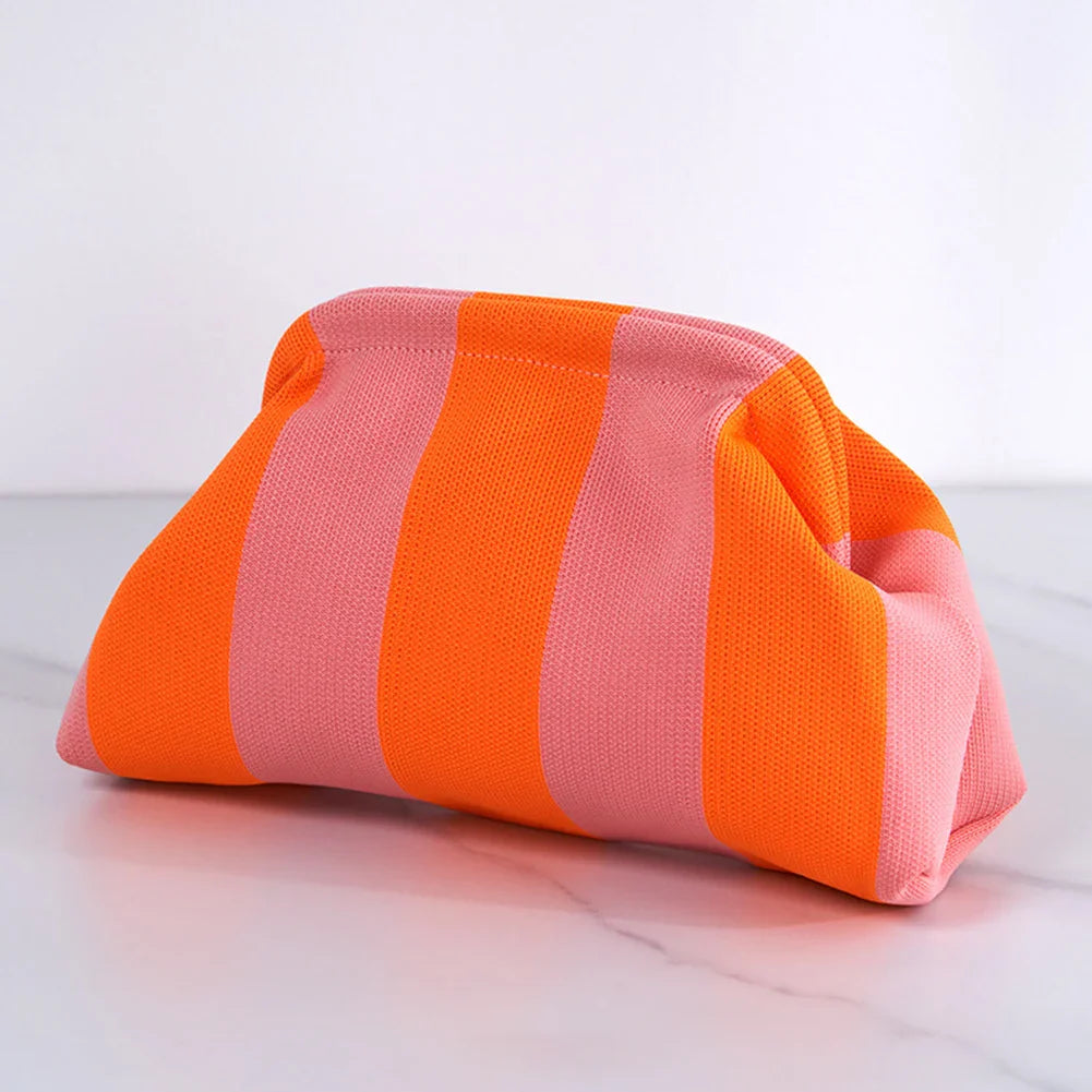 Sac pochette femme chic et tendance pour l'été, en tissu rayé coloré.