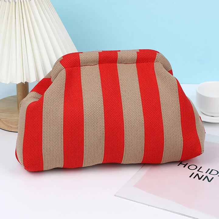 Pochette femme tendance pour l'été, en tissu léger et coloré, un sac moderne pour chaque look.