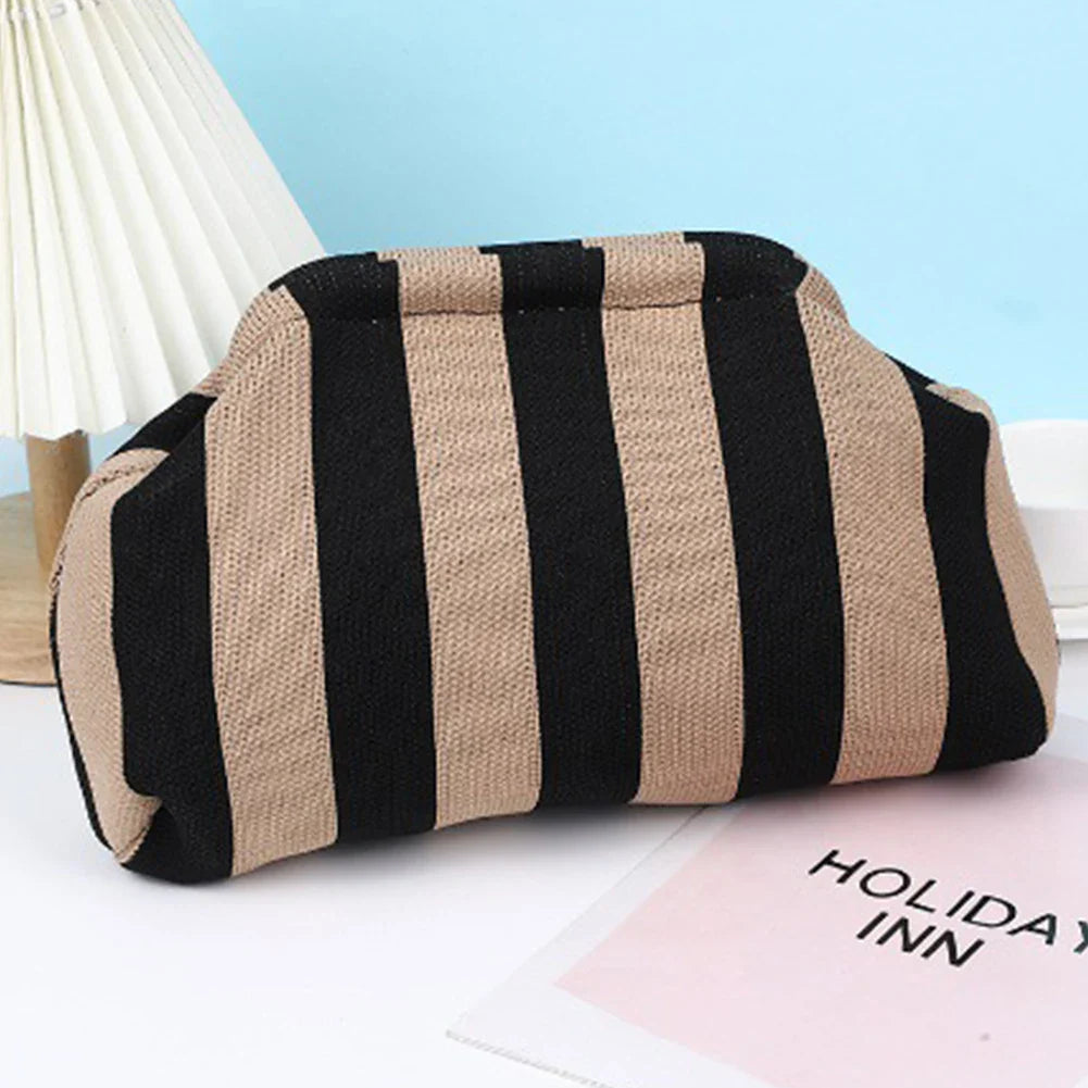 Sac pochette estival chic et rayé pour femme, accessoire mode parfait pour une touche de couleur.