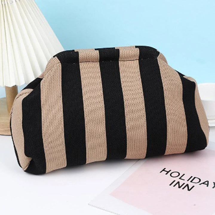 Sac pochette estival chic et rayé pour femme, accessoire mode parfait pour une touche de couleur.