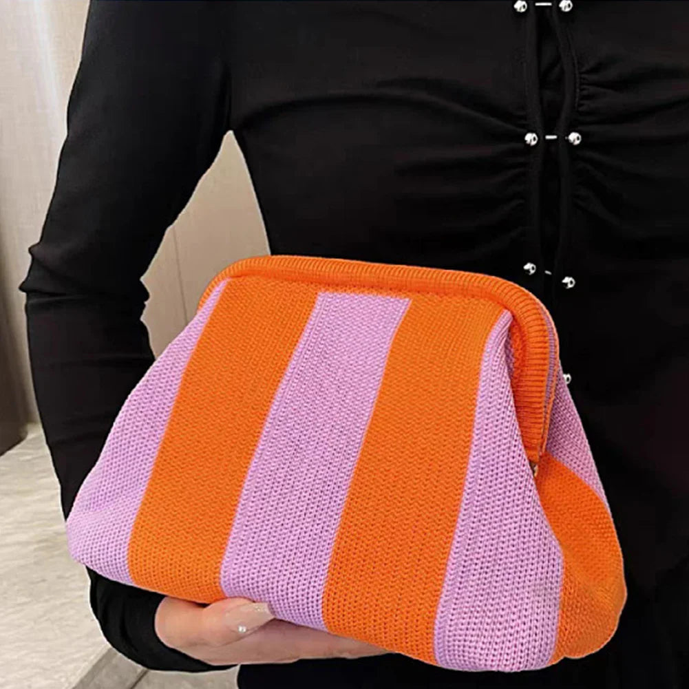 Pochette d'été moderne pour femme, accessoire léger et mode, parfaite pour une soirée.