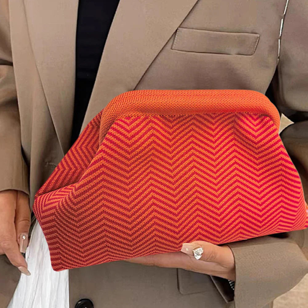 Sac pochette femme élégant, idéal pour l'été, motif rayé coloré et design chic.