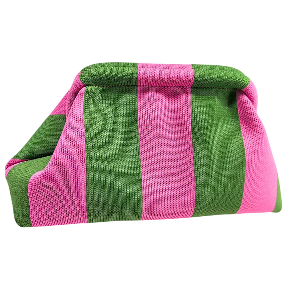 Accessoire de mode: sac pochette tendance pour femme, en tissu léger pour les journées d'été.