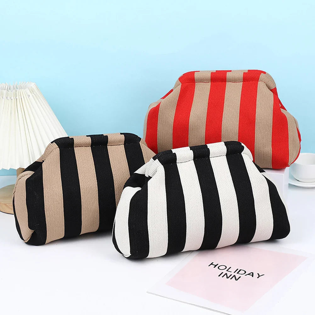 Sac pochette d'été coloré et rayé, un must-have chic pour femme, idéal pour toute occasion.