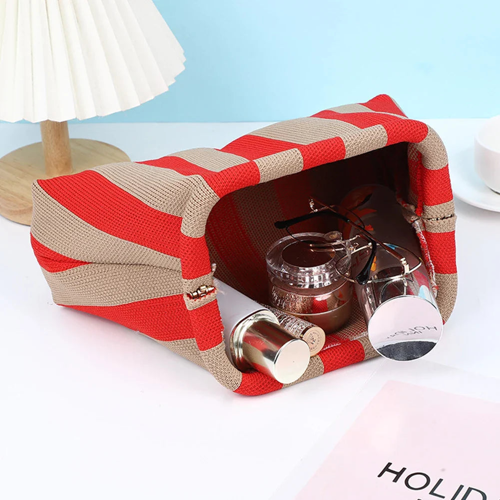Pochette femme moderne pour l'été, accessoire de soirée léger et tendance en tissu.