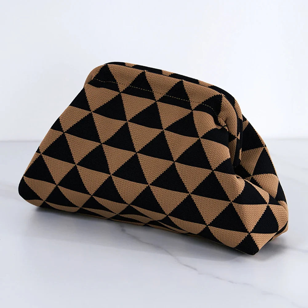 Sac pochette chic pour femme, design rayé coloré, parfait pour une touche estivale à votre tenue.
