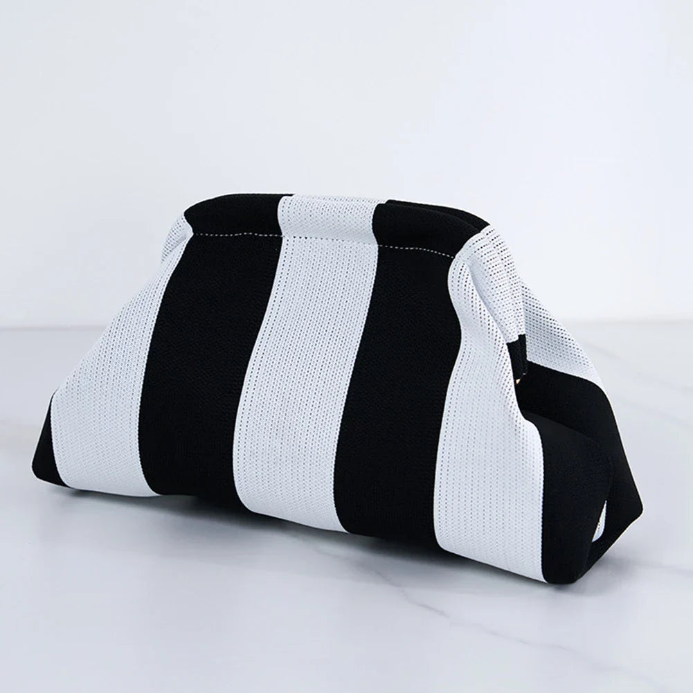 Sac pochette moderne et élégant pour femme, avec motifs rayés, parfait pour les soirées d'été.