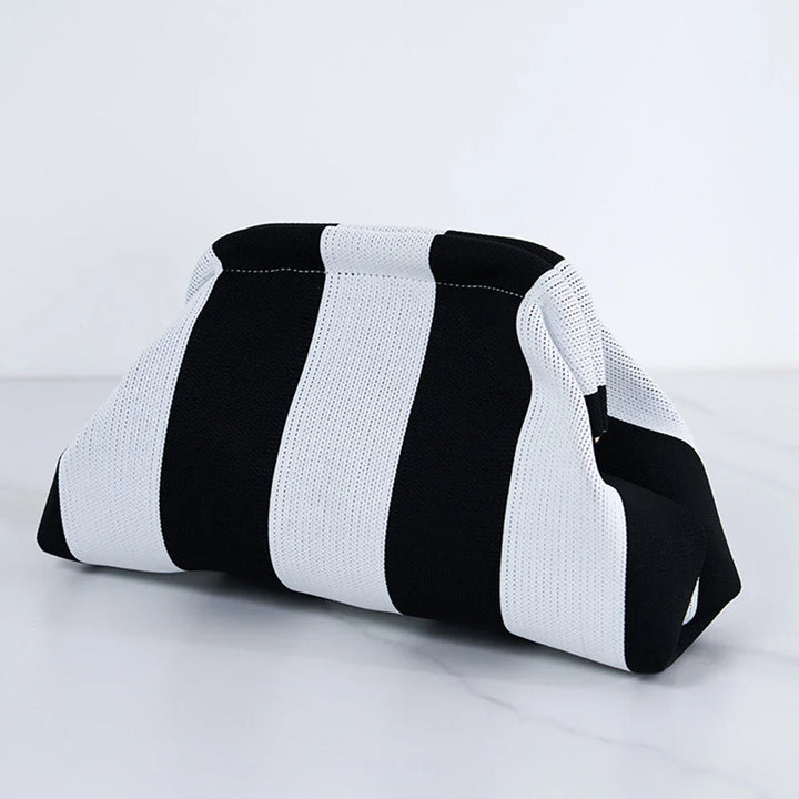 Sac pochette moderne et élégant pour femme, avec motifs rayés, parfait pour les soirées d'été.