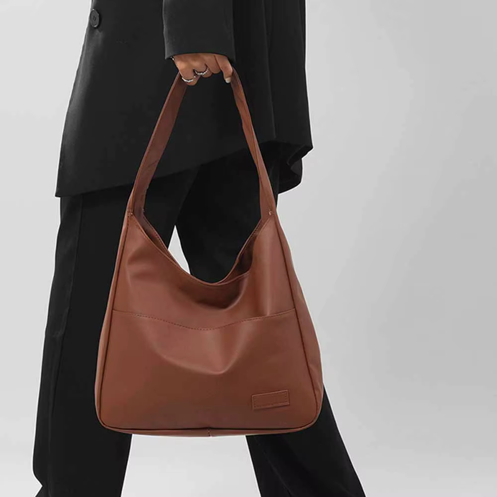 Sac porté épaule femme chic en similicuir. Accessoire mode élégant et pratique pour le quotidien.