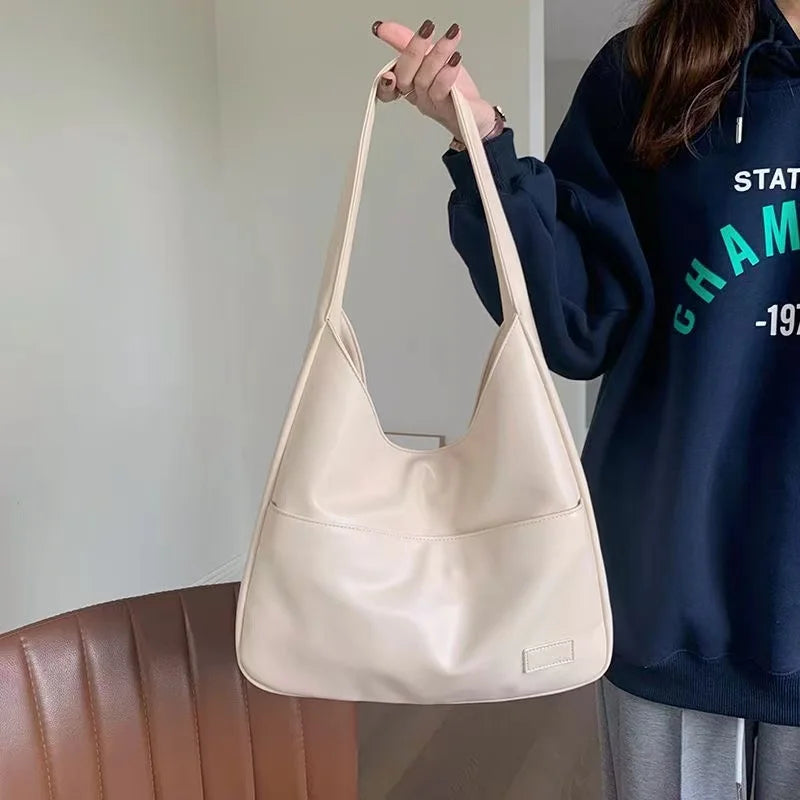 Sac à main femme pratique avec compartiments pour l'organisation. Sac porté épaule quotidien essentiel.